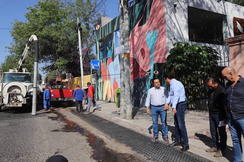 Para evitar inundaciones en Querétaro, desazolvan rejillas y conectores del sistema pluvial.