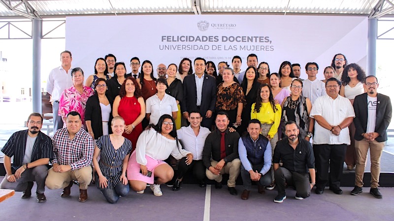 Festeja la Universidad de las Mujeres a maestras y maestros.