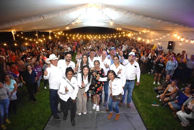 Jairo Morales expone sus propuestas a 1,200 Mujeres Huimilpenses