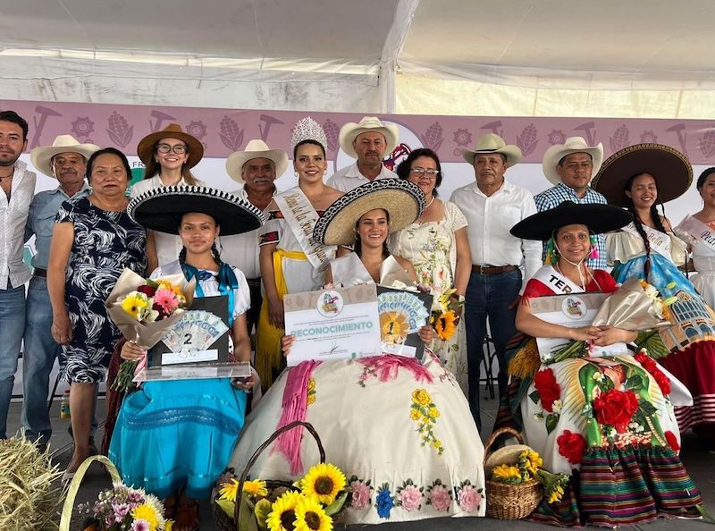 Pedro Escobedo celebra el concurso de la Flor más Bella del Campo 2024.