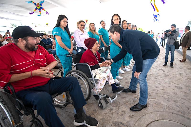 Entrega Rodrigo Monsalvo aparatos ortopédicos en El Marqués