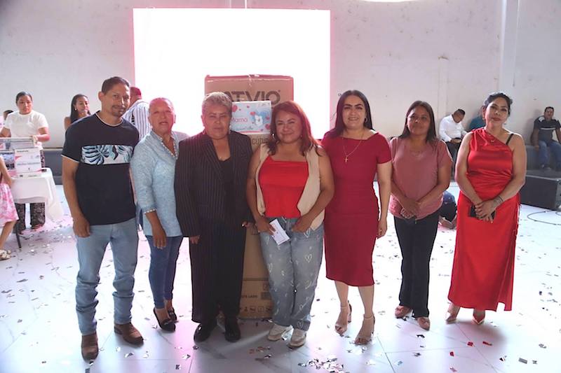 Ana Karen Jiménez celebra el Día de las Madres con más de 500 mujeres en Peñamiller