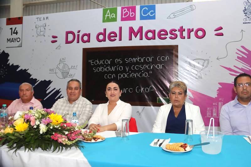 Ana Karen encabeza celebración del Día del Maestro 2025 en Peñamiller