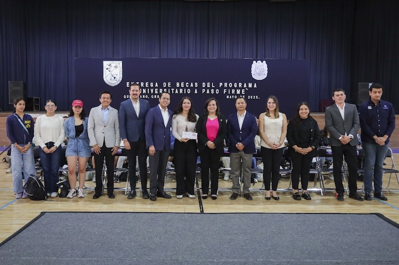 Entregan 926 becas “Universitario a Paso Firme” a estudiantes de Corregidora