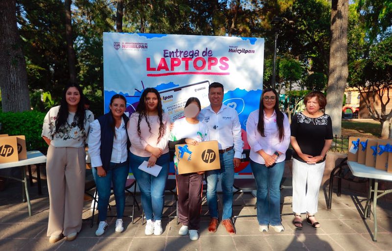 Entregan laptops a universitarios de Huimilpan para impulsar su formación académica