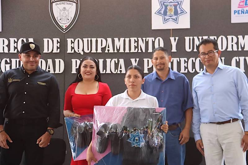 Entregan uniformes y equipamiento a elementos de Seguridad Pública y Protección Civil en Peñamiller