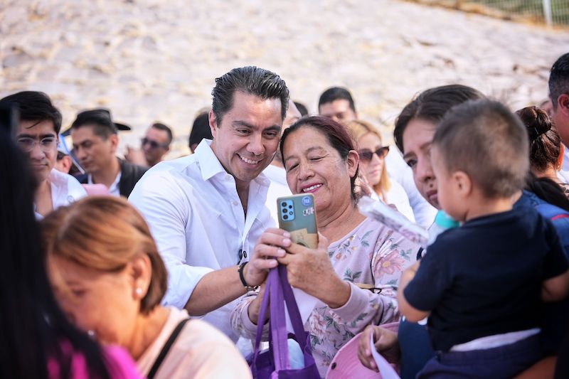Felifer Macías celebra a las madres en su día en la Delegación Josefa Vergara y Hernández
