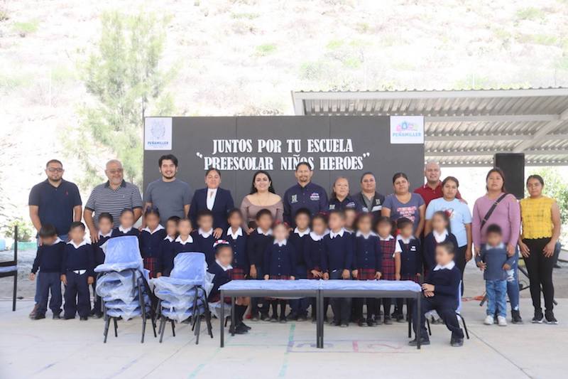 Ana Karen Jiménez entrega de mobiliario escolar en Enramadas