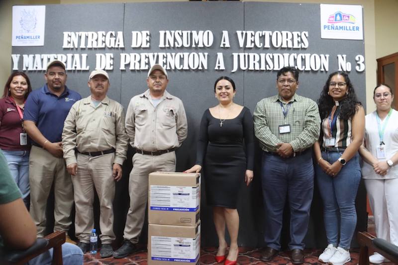 Ana Karen Jiménez entrega insumos para la fumigación contra el mosquito transmisor del dengue en Peñamiller