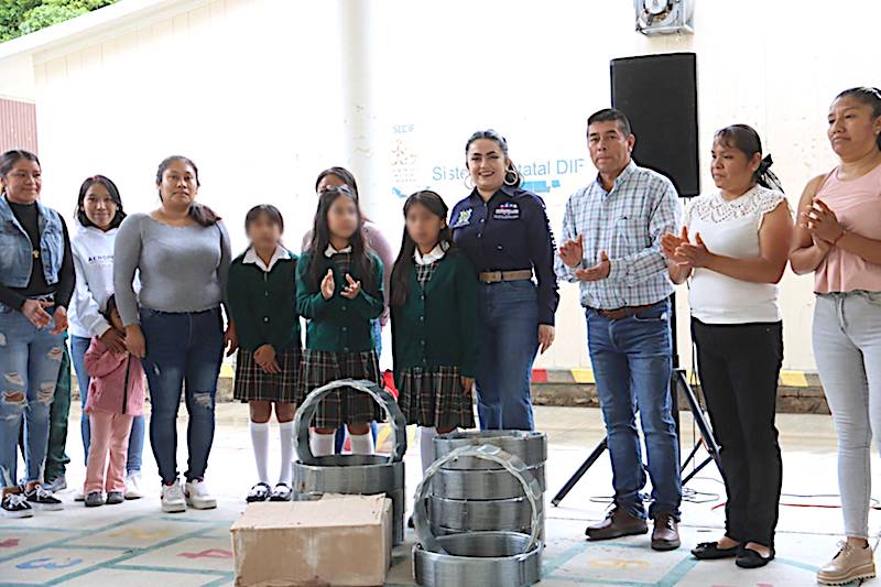 Ana Karen Jiménez entrega malla concertina a escuela de Adjuntas de Higuera