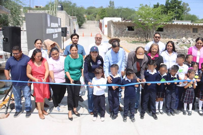 Ana Karen Jiménez entrega obras de pavimentación en Peña Blanca y El Sauz