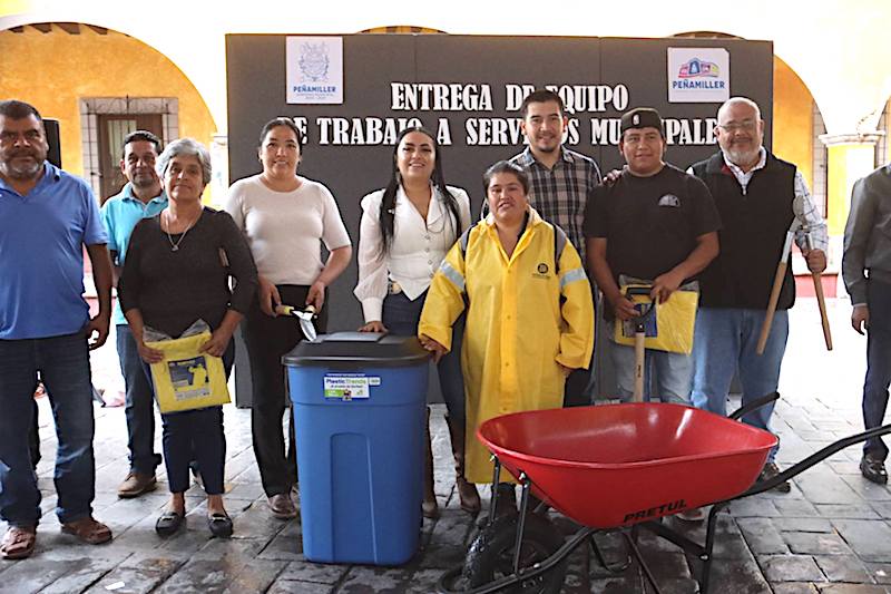 Entrega Ana Karen Jiménez equipamiento a personal de Servicios Públicos en Peñamiller