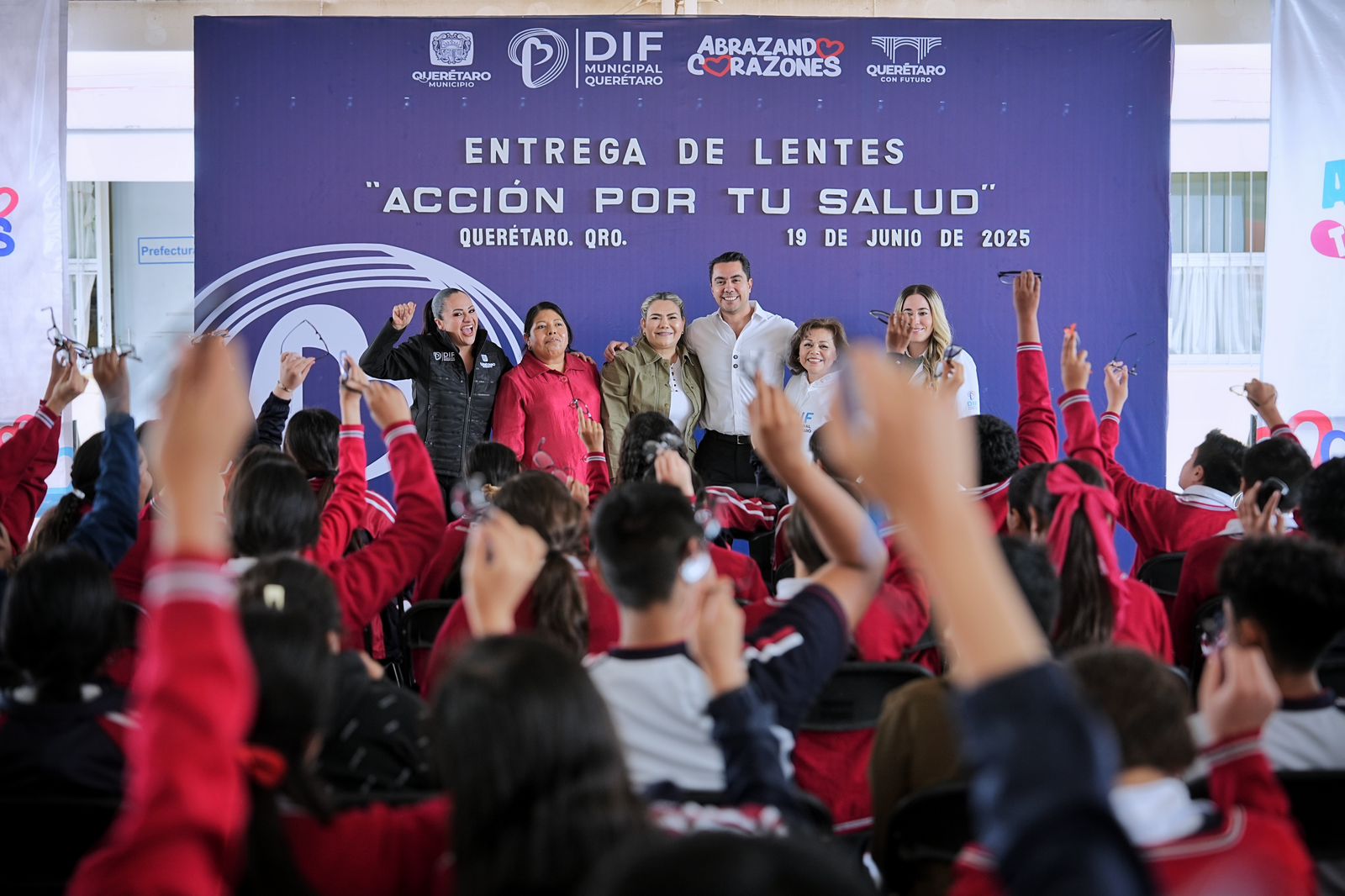 Entrega Felifer Macías lentes a 160 estudiantes de secundaria en Querétaro