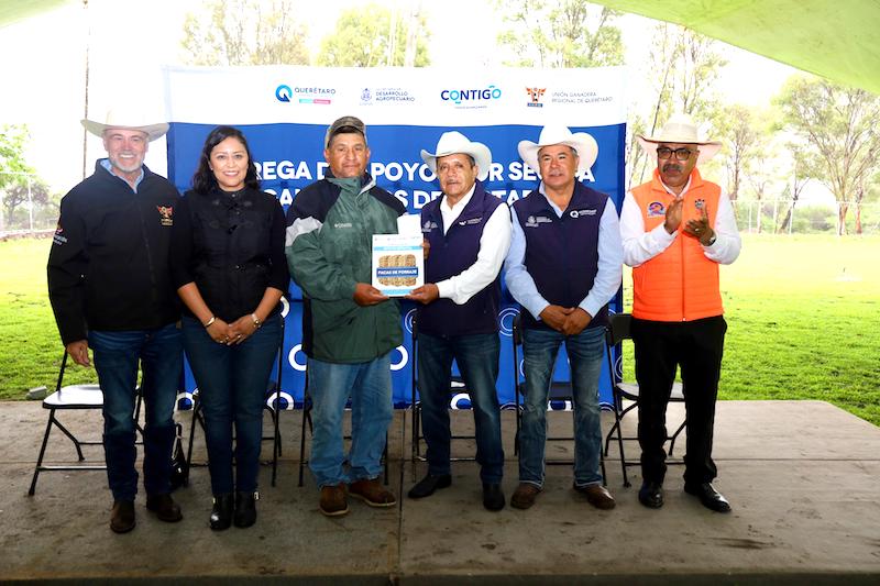 Entregan 105 toneladas de alimento a ganaderos de Colón