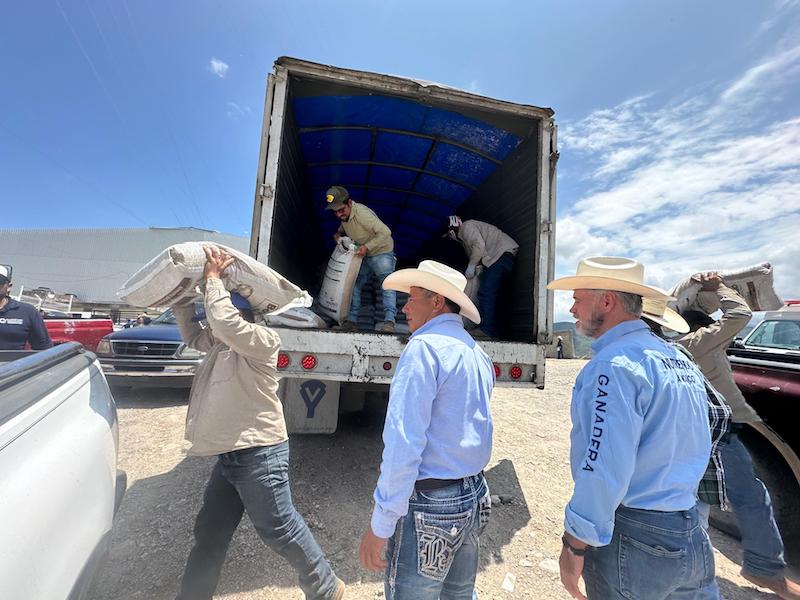 Entregan más de dos mil bultos de forraje a 156 ganaderos de Peñamiller afectados por la sequía