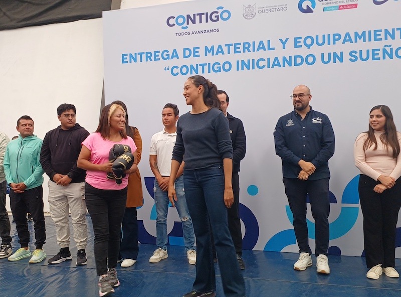 Entregan material deportivo a academias de distintos municipios de Querétaro