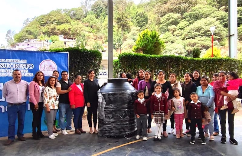 Entregan tinacos a instituciones educativas en San Joaquín