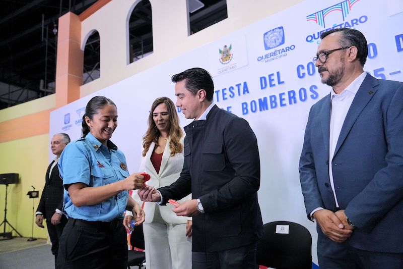 Felifer Macías entrega vehículos donados por bomberos de Bakersfield, California, a sus homólogos de Querétaro