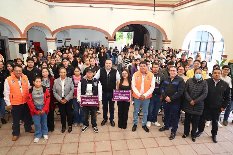 Impulsa Gaspar Trueba la educación con becas para 155 universitarios de Colón