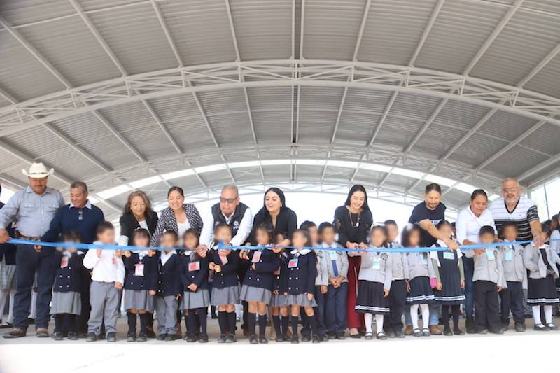 Inaugura Ana Karen Jiménez techumbres en escuelas de El Portugués, Peñamiller