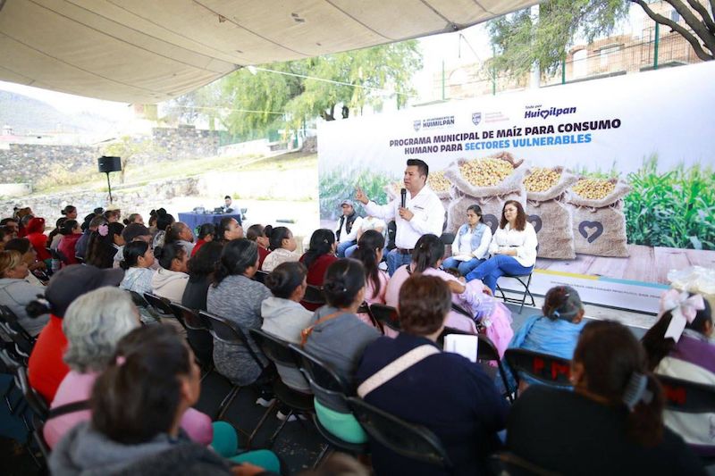 Jairo Morales apoya a 900 familias de Huimilpan con maíz para consumo humano