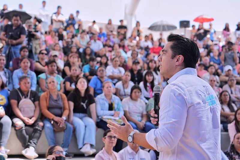Lanza Felifer Macías el programa social “El Extra” en Querétaro