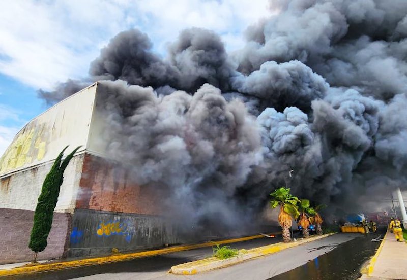 Se registra incendio en instalaciones de Office Depot en Querétaro