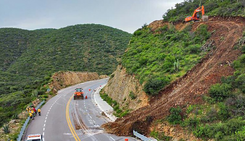 CEI realiza labores preventivas en taludes de la Carretera Estatal 100 para evitar deslaves
