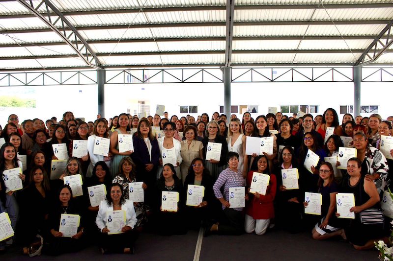 DIF Municipal de Querétaro y Secretaría de la Mujer celebran entrega de 137 títulos de maestría en la Universidad de las Mujeres