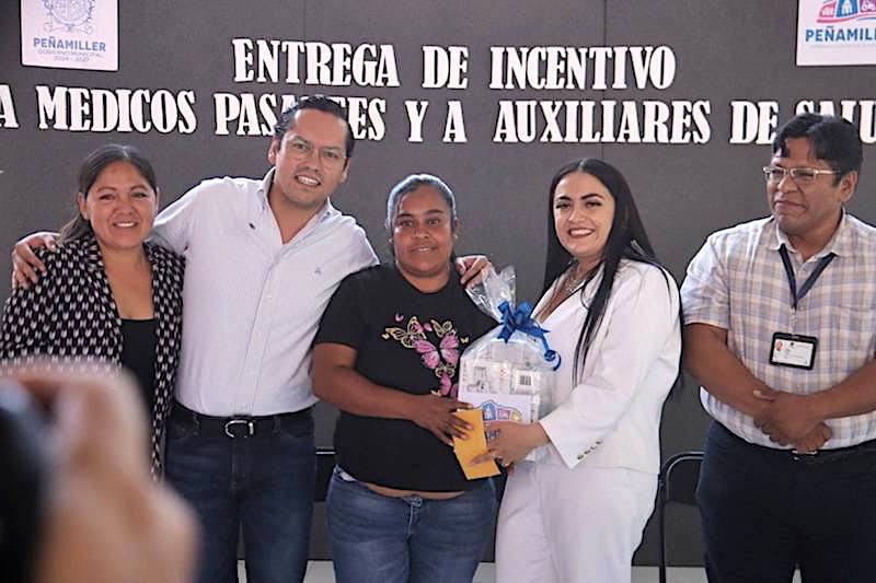 Entrega Ana Karen Jiménez incentivos y equipamiento a personal de salud en Peñamiller