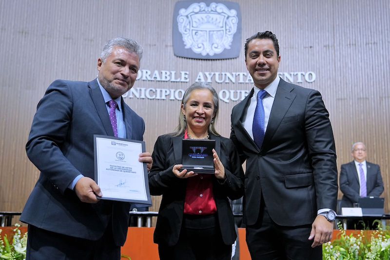 Entrega Ayuntamiento de Querétaro preseas y homenaje póstumo a queretanos destacados