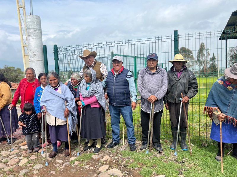 Entrega alcalde de Amealco aparatos funcionales a personas adultas mayores en Santiago Mexquititlán