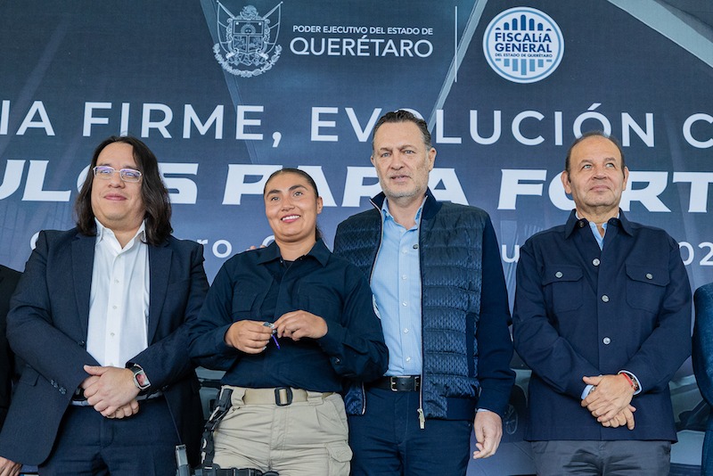 Entrega el gobernador Mauricio Kuri unidades para fortalecer a la Policía de Investigación