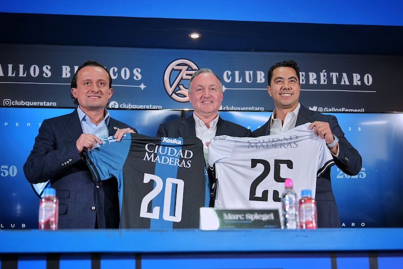 Felifer Macías da la bienvenida a Mark Spiegel, nuevo propietario de Gallos Blancos