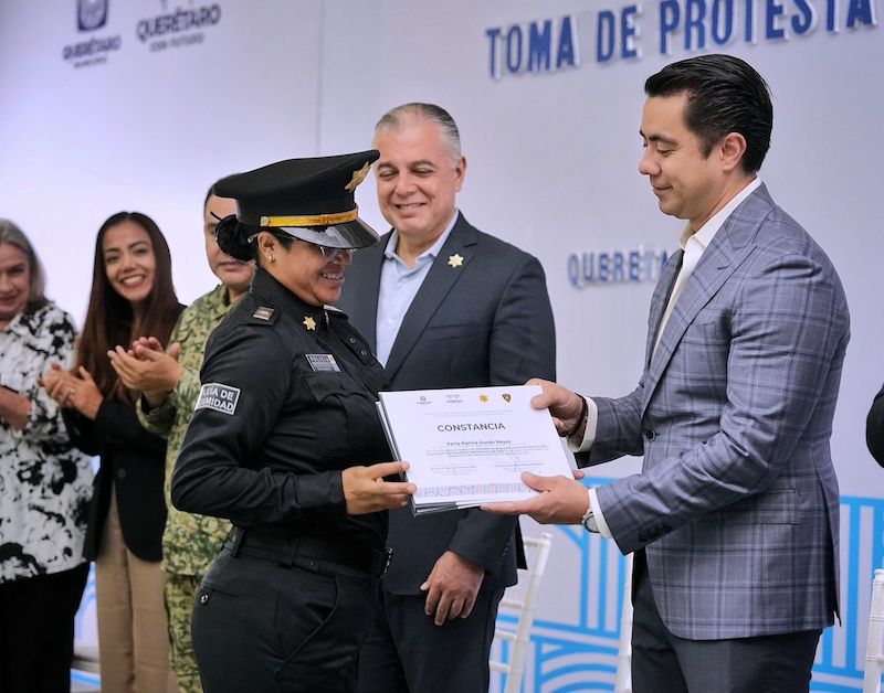 Felifer Macías toma protesta a 24 nuevos policías municipales en Querétaro