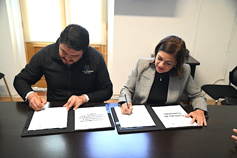 Firman CEI y Municipio de San Joaquín convenio para mejorar caminos rurales