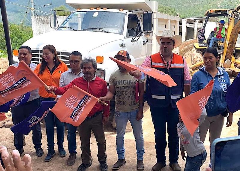 Gaspar Trueba arranca obras y entrega apoyos para mejorar infraestructura y vivienda en Coló