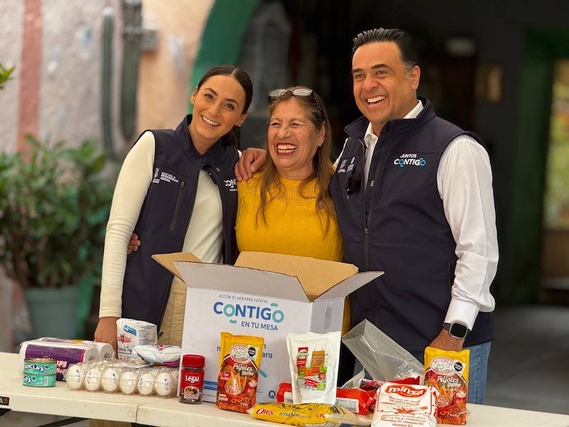 Luis Nava entrega canastas alimentarias en Cadereyta de Montes