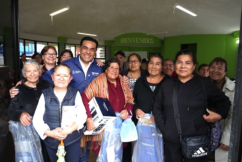 Luis Nava visita el club del Adulto Mayor en San Joaquín