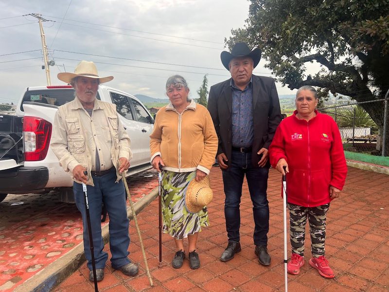 Oscar Pérez entrega apoyos funcionales a personas vulnerables en El Sausito, Amealco