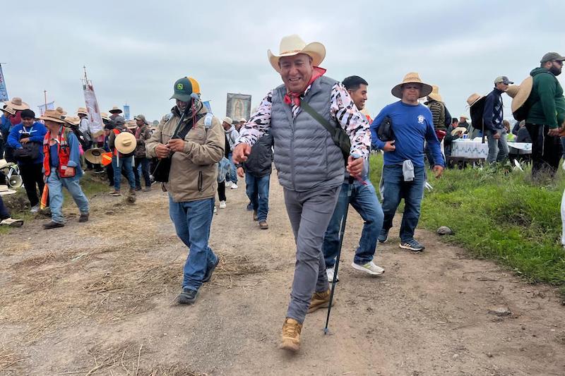 Oscar Pérez participa en la peregrinación queretana al Tepeyac y reconoce la fe de los caminantes