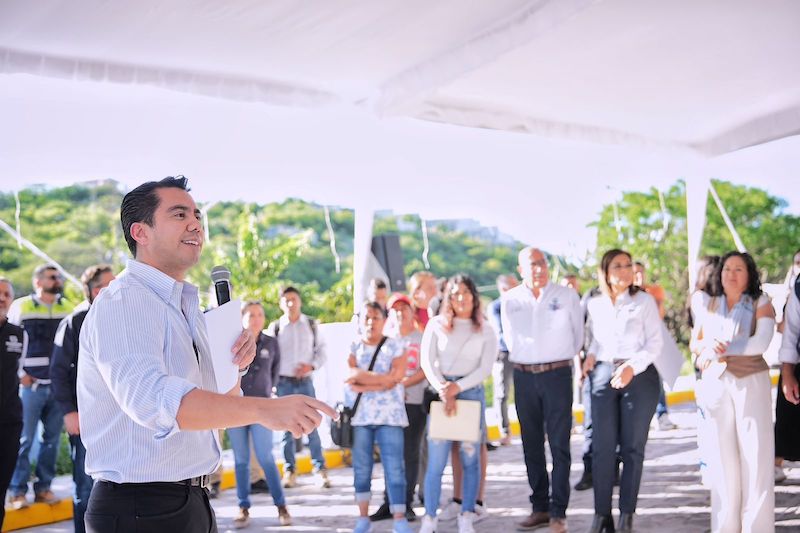 Participa Felifer Macías en la entrega de obra de mejoramiento de calles en Mompaní