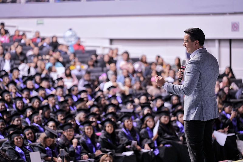 Reconoce Felifer Macías el esfuerzo de las graduadas de la Universidad de las Mujeres