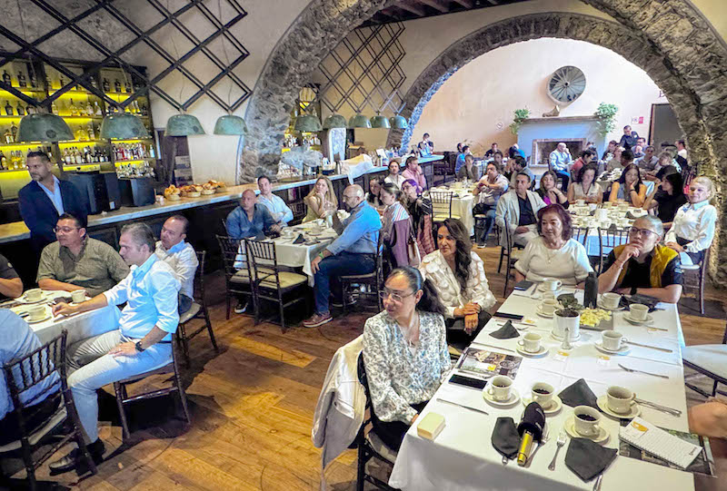 Secretario de Gobierno Eric Gudiño se reúne con integrantes de CANIRAC Querétaro