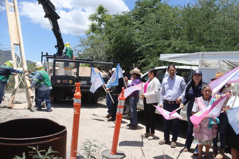 Ana Karen Jiménez arranca obras de electrificación en El Garambullal y El Zapote