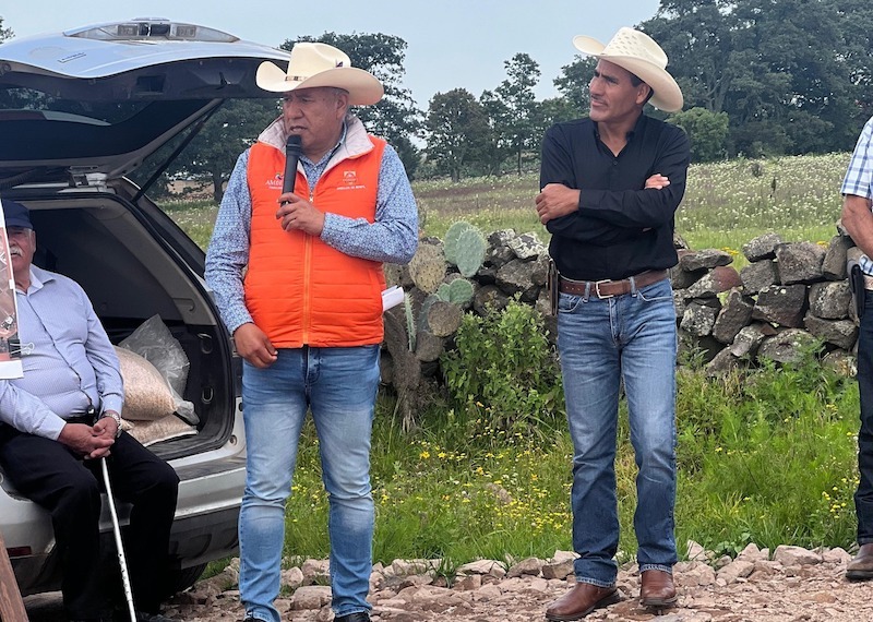 Arranca empedrado del camino a La Cruz en Amealco