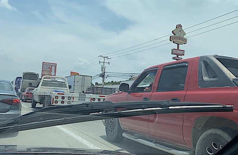 Diputado queretaro asegura que la carretera 57 es una "trampa mortal" y en el abandono total