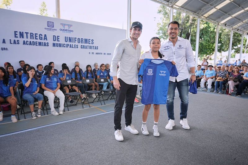 Entrega Felifer Macías uniformes deportivos a 700 atletas de academias municipales