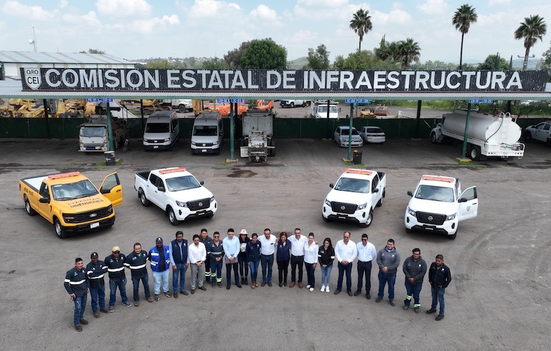 Entregan equipamiento para el mantenimiento de carreteras estatales en Querétaro