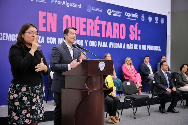 Felifer Macías participó en la entrega de apoyos a organizaciones de la sociedad civil